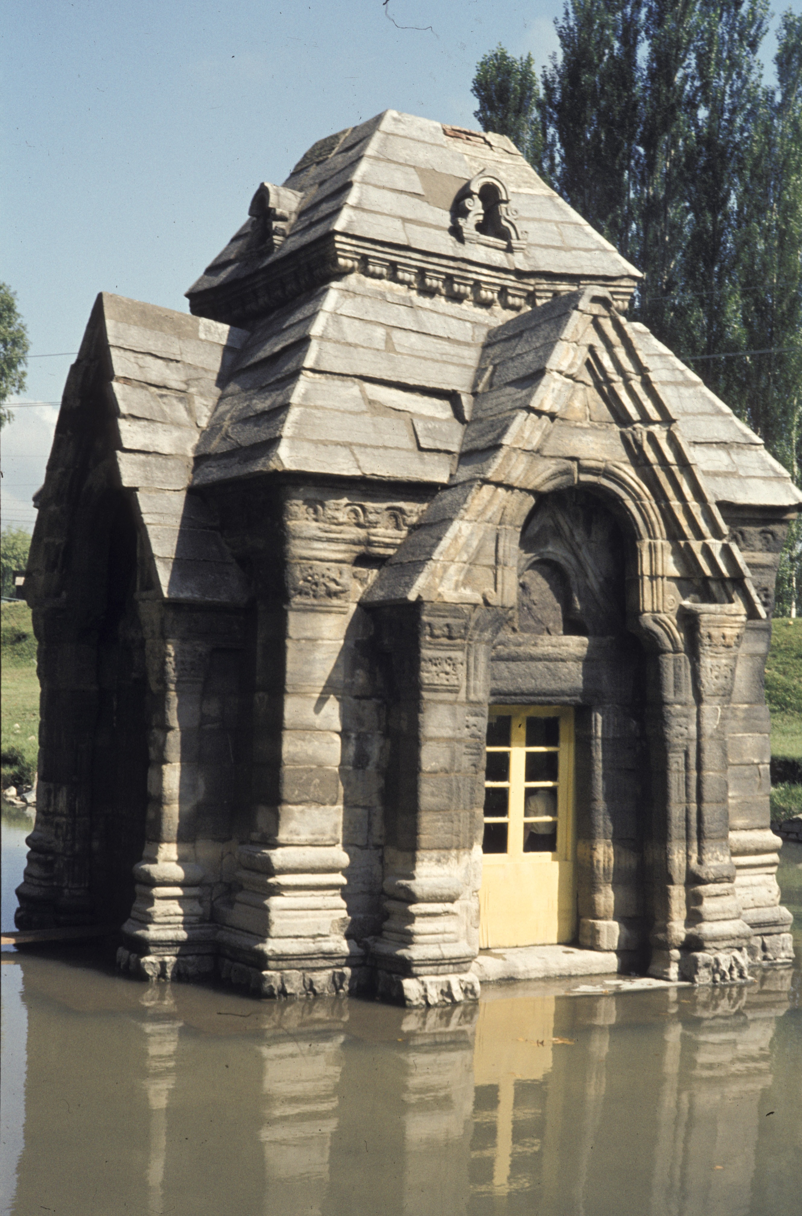 Pandrethan temple