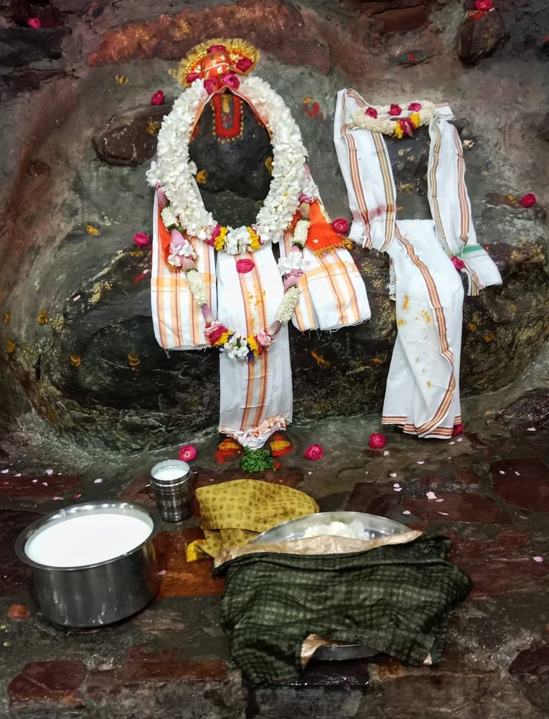 श्री गिरिराज जी मुखारविन्द महाराज जतीपुरा गोवर्धन धाम के मंगला दर्शन