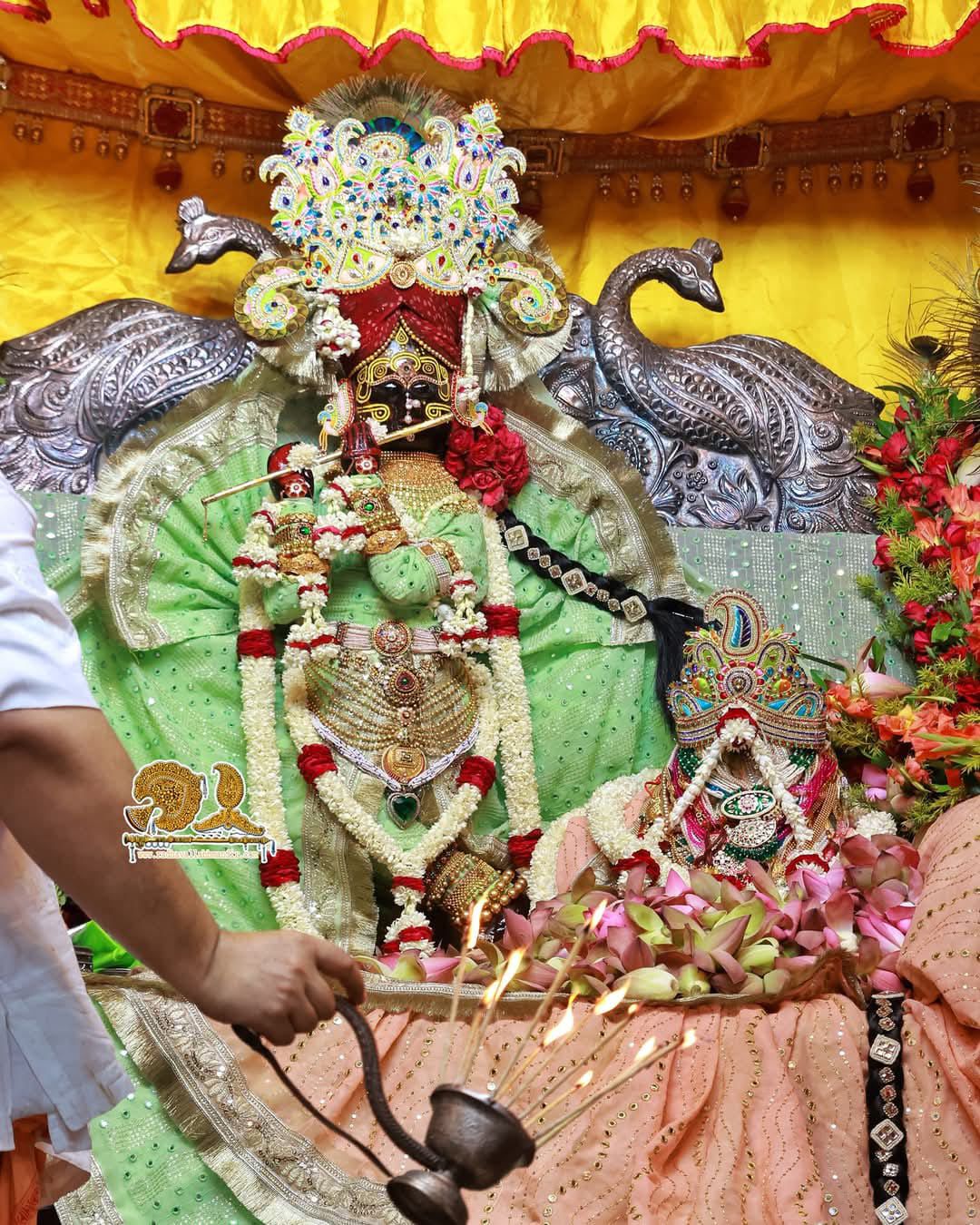 श्री राधावल्लभ लाल जी महाराज के श्रृंगार आरती दर्शन