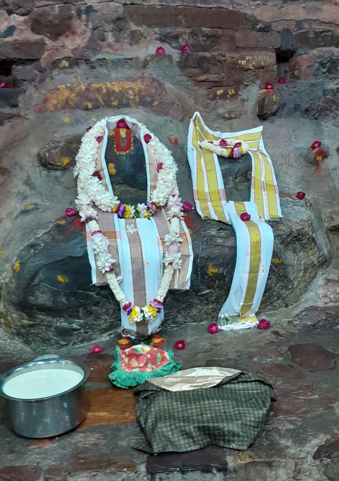 श्री गिरिराज जी मुखारविन्द महाराज जतीपुरा गोवर्धन धाम के मंगला दर्शन