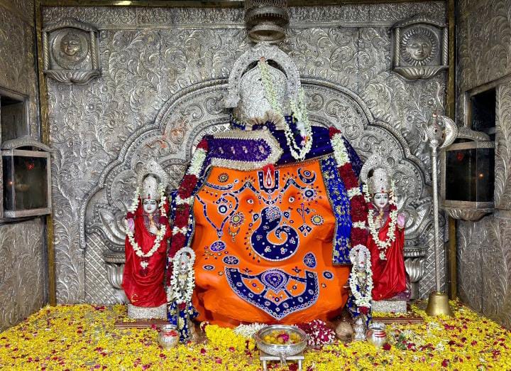 आज दिनांक - 09.06.2025, वार - सोमवार के प्रथम पूज्य श्री गणेश जी महाराज खजराना, इंदौर के दर्शन। 🙏🕉️💐