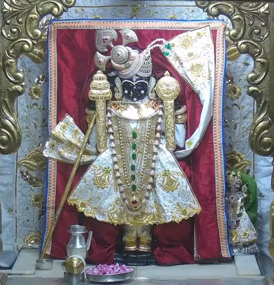 श्री द्वारकाधीश महाराज के दिव्य श्रृंगार दर्शन