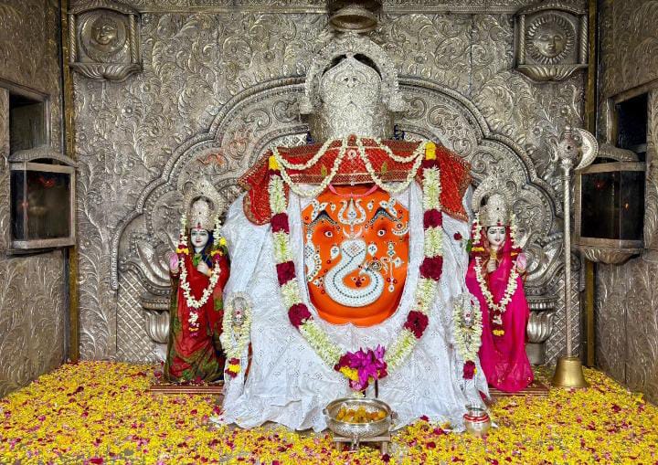 प्रथम पूज्य श्री गणेश जी महाराज खजराना, इंदौर के दर्शन