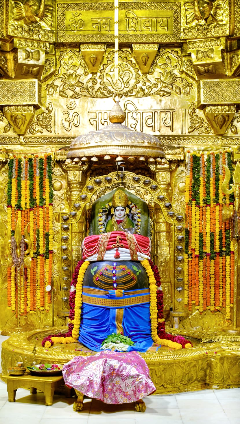 प्रभु श्री सोमनाथ ज्योतिर्लिंग जी के आज के मध्यान्ह कालीन(12:00बजे) भोग आरती के दिव्य श्रृंगार दर्शन 🙏