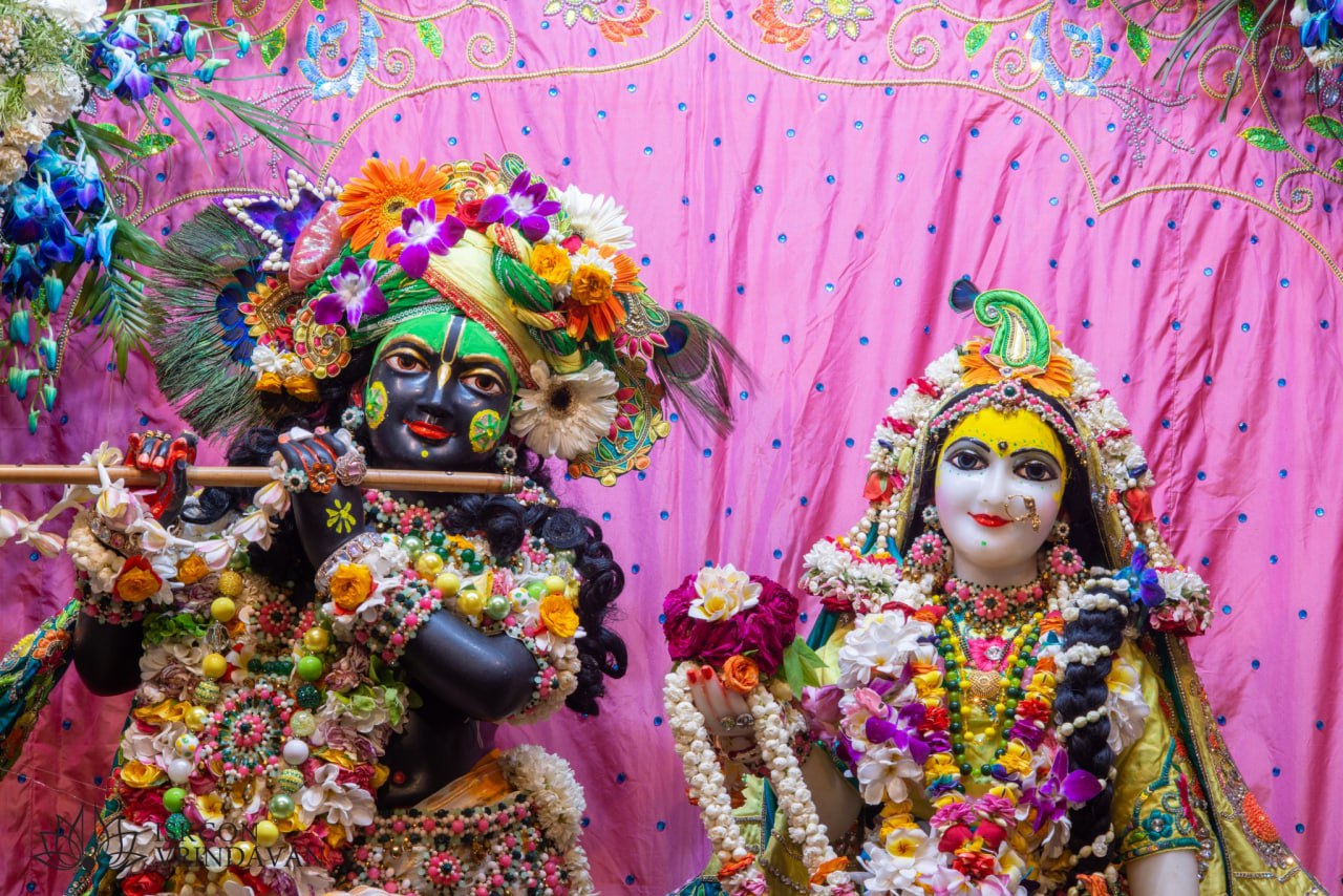 वृन्दावन राधा कृष्णा जी के आज (१४-०५-२०२५) के दर्शन 🙏