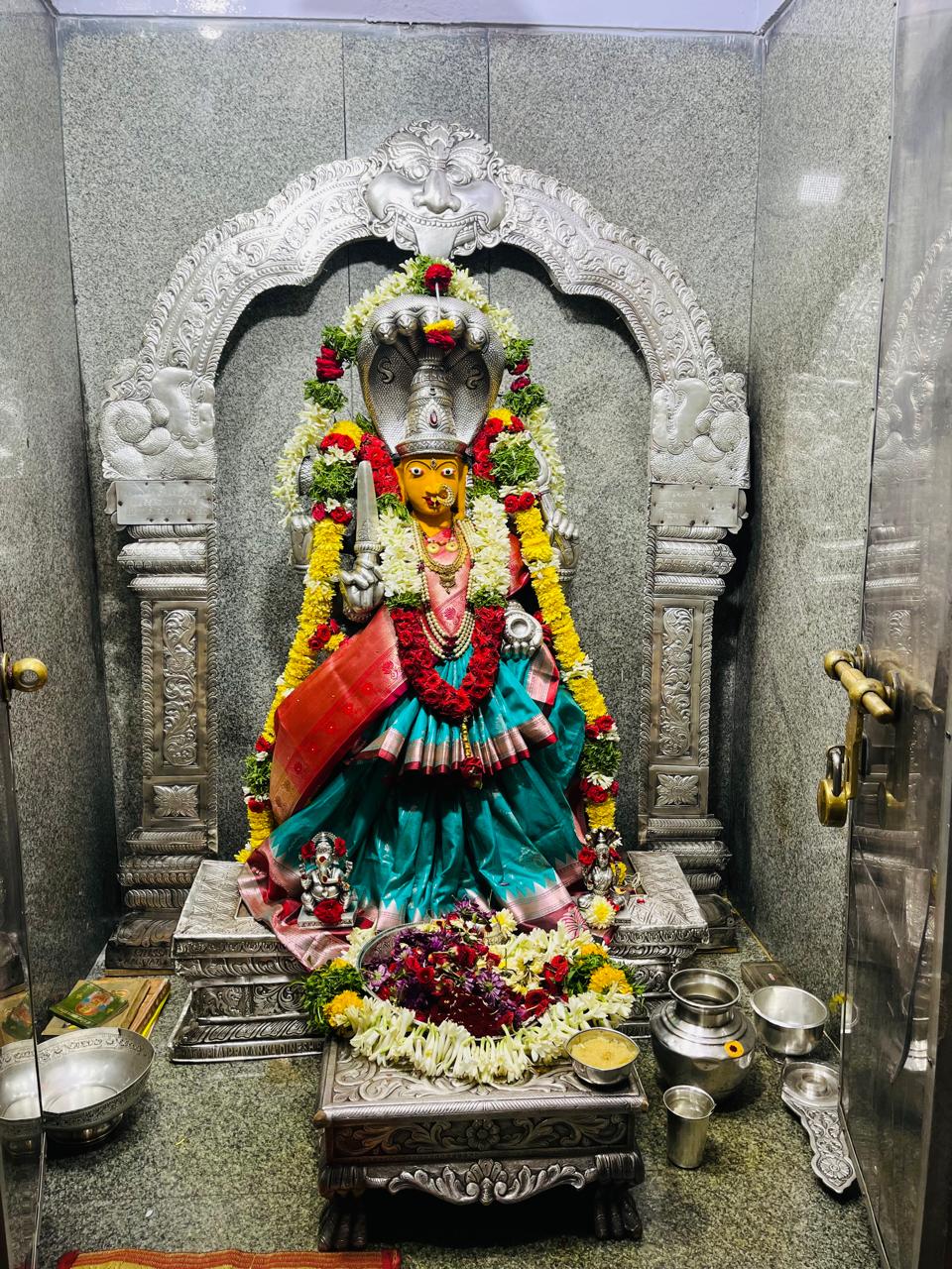 श्री स्वर्णदुर्गा नित्य श्रृंगार दर्शन