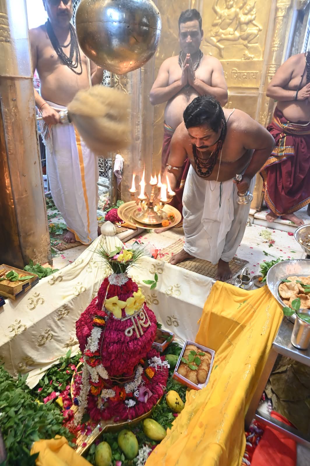 काशी विश्वनाथ जी के मध्य आरती के दर्शन